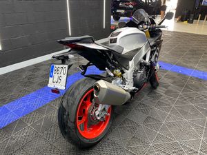 Aprilia RSV4 R - Foto 11