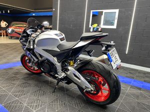 Aprilia RSV4 R - Foto 7