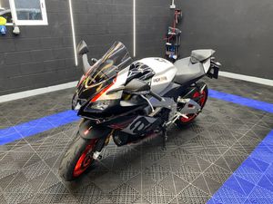 Aprilia RSV4 R - Foto 4