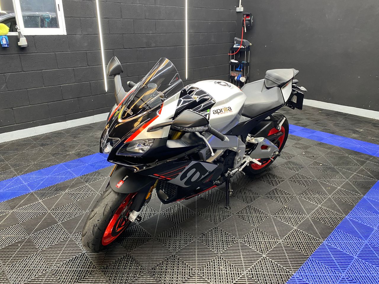 Aprilia RSV4 R - Foto 5