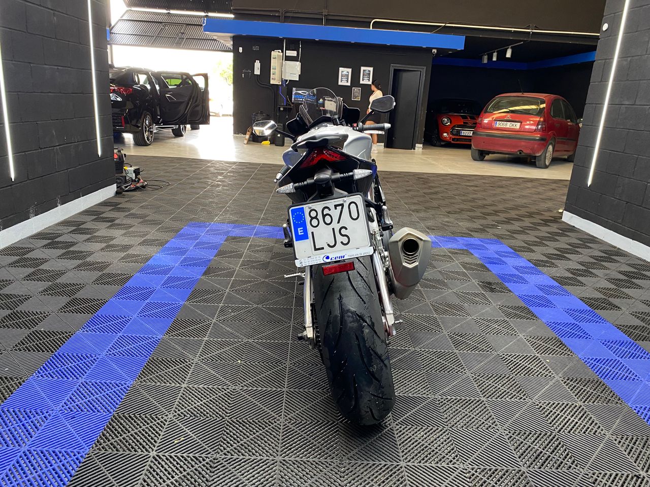Aprilia RSV4 R - Foto 13