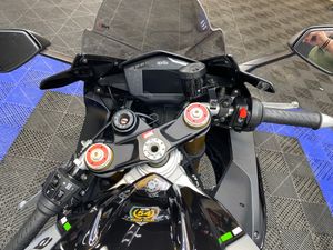 Aprilia RSV4 R - Foto 10