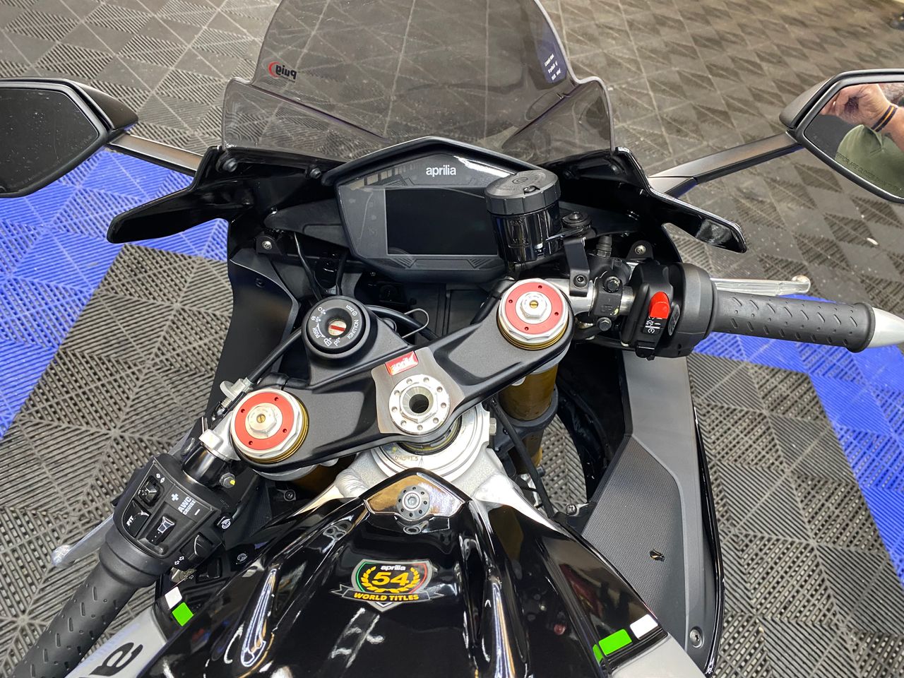 Aprilia RSV4 R - Foto 11