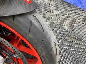 Aprilia RSV4 R - Foto 17