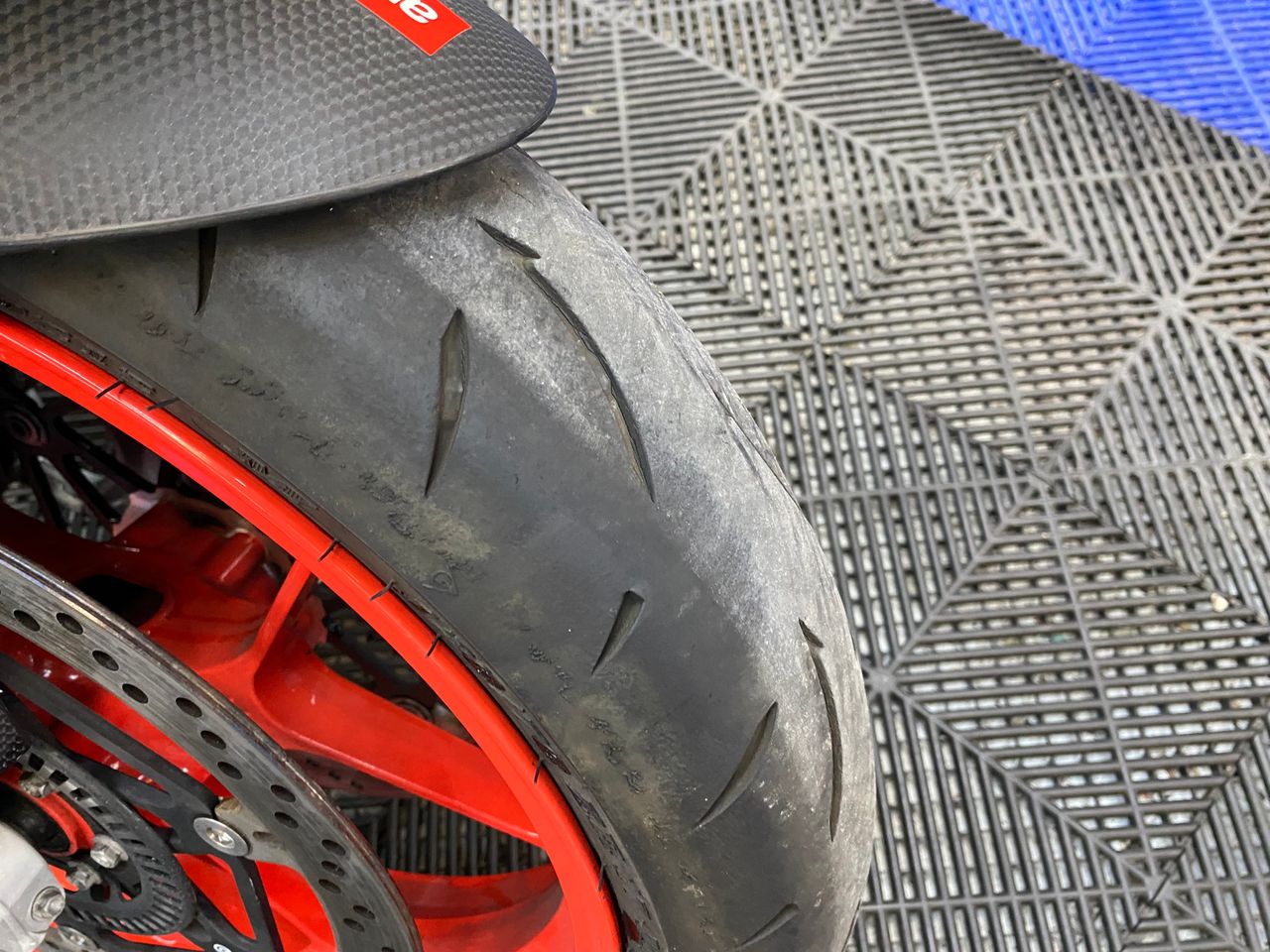Aprilia RSV4 R - Foto 18